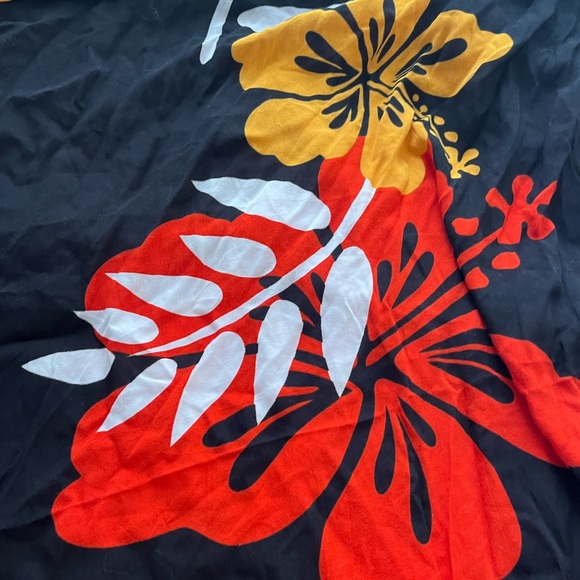 Beautiful Hibiscus Flower Sarong multi-way multi use - Picture 4 of 5